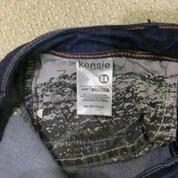 Kensie Jeans Distressed Straight Jeans. - Picture 7 of 7